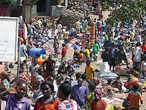 Stadt Konso: Straßenszene P1080825