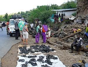 Stadt Konso: Markt - Herstellung von Sandalen aus alten Autoreifen P1080844