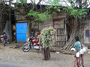 Stadt Konso: Straßenszene P1080845