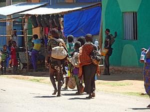 Key Afer: Auf dem Weg zum Markt P1080248