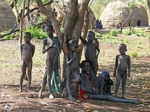 Mursi-Siedlung: Begrüßung durch die Kinder P1080341