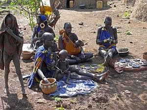 Mursi-Frauen mit Kindern P1080350