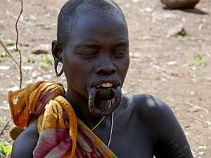 Mursi-Frau mit gedehnter Unterlippe für den Lippenteller P1080355