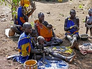 Mursi-Frauen mit Kindern P1080356