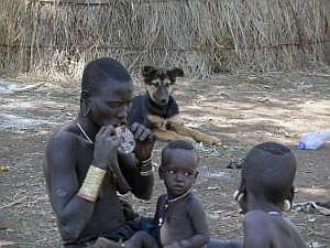 Mursi-Frau setzt den Lippenteller ein P1080366