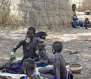 Mursi-Frau setzt den Lippenteller ein P1080367