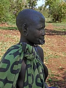 Mursi-Frau mit gedehnter Unterlippe für den Lippenteller P1080400