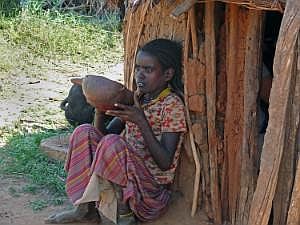 Zwischenstopp bei einer Hamar-Familie: Kind mit Trink-Kalebasse, die reihum weiter gereicht wird; 
es gab 'Tee' aus Kaffeebohnen-Schalen P1080774