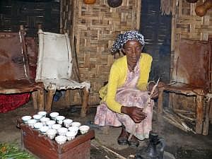 Dorze: Mutter von Mekonnen kocht Kaffee P1090049
