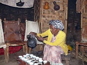 Dorze: Mutter von Mekonnen kocht Kaffee P1090050