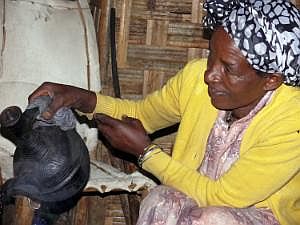 Dorze: Mutter von Mekonnen kocht Kaffee P1090051