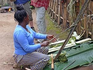 Dorze: Verarbeitung der 'Falschen Banane' - Aus den Fasern können feste Seile geflochten werden P1090065