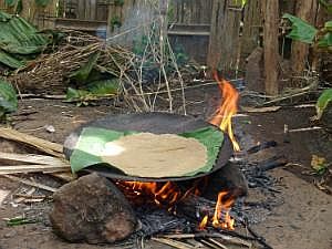 Dorze: Verarbeitung der 'Falschen Banane' - Backen des Brotes P1090074