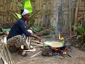 Dorze: Verarbeitung der 'Falschen Banane' - Backen des Brotes P1090075
