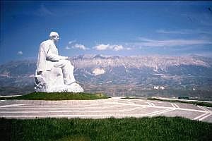 Monumenti_i_Enver_Hoxhes_ne_Gjirokaster-wiki