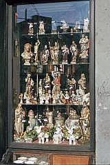 Auslagen in einem Antiquittenladen