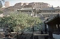Die Yungang-Grotten sind frhe buddhistische Hhlentempel in der chinesischen Provinz Shanxi. Die Grotten liegen ca. 16 km westlich von Datong. Sie wurden hauptschlich im Zeitraum 460 - 525 n.Chr. aus dem Sandstein herausgearbeitet. Insgesamt besteht die Gesamtanlage aus 252 Grotten und Nischen. (Seit dem Jahr 2001 in der Liste des Weltkulturerbes eingetragen)
  