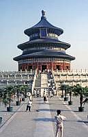 Peking: Der Himmelstempel ist eine Tempelanlage, in der die Kaiser der Ming- und Qing-Dynastien jedes Jahr fr eine gute Ernte beteten. Das wichtigste Gebude des Tempels, die Halle der Ernteopfer, ist ein Gebude mit kreisfrmigem Grundriss auf einer dreistufigen Marmorterrasse. Es wurde 1420 von Kaiser Yongle errichtet, brannte 1889 ab und wurde 1890 neu errichtet und ist ein Wahrzeichen Pekings.
