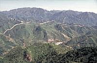 Groe Mauer bei Badaling: Die 'Chinesische Mauer'  ist mit 6.350 km Lnge (Hauptmauer 2.400 km) und auch hinsichtlich Volumen und Masse das grte Bauwerk der Welt. Die heute bekannte Form erhielt sie in der Zeit der Ming-Dynastie, der letzten groen Ausbauphase. (ab 1493).