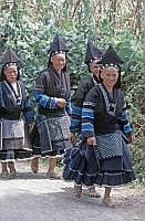 Weg von Guiyang zum Huangguoshu-Wasserfall: Miao-Frauen
