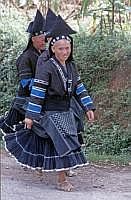 Weg von Guiyang zum Huangguoshu-Wasserfall: Miao-Frauen