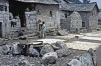 Provinz Guizhou: Bouyei-Dorf - Die Bouyei (manchmal auch Buyi geschrieben; offizielle chinesische Schreibweise mit lateinischen Buchstaben: Buyei; Eigenbezeichnung: Buxqyaix sind eine ethnische Minderheit, die vor allem in der Provinz Guizhou im Sden der Volksrepublik China lebt. Bekannt sind sie dafr, ihre Huser inklusive Dach traditionell komplett aus Stein zu bauen, entgegen der in Sdchina und den Ethnien der Tai-Kadai-Sprachfamilie blichen Holz- und Stelzenbauweise.