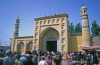 Kashgar: Die Id-Kah-Moschee ist dir grte Moschee in China. Sie soll bis zu 10.000 Menschen Platz bieten. Sie wurde 1442 erbaut, die Ursprnge gehen bis ins Jahr 996 zurck.