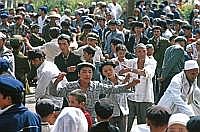 Kashgar: Vorplatz der Id-Kah-Moschee - immer mehr Menschen kamen zusammen. Die Mnner fingen an, sich zu der Musik, die vom Dach der Moschee kam, im Kreis zu drehen. Der Bewegungen erinnerten an die Tanzenden Derwische. Einige gerieten augenscheinlich in Ekstase.