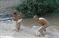 Kashgar: Bewsserungskanal als Badeanstalt