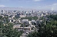 rmqi (Urumtschi) ist die Hauptstadt des Uigurischen Autonomen Gebietes Xinjiang und mit ber 2000 km die am weitesten vom Meer entfernte Grostadt der Welt.