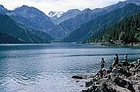 Der Himmelssee liegt 1.980 m hoch im Tian Shan (Himmelsgebirge) am Fue des 5.445 m hohen Bogda Shan.