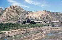 Rckfahrt nach rmqi (Urumtschi): Kohlengrube - Die Provinz Xinjiang verfgt ber 30 % der chinesischen Erdl- und Kohlevorkommen. Die Stadt selbst liegt auf einem Kohlefeld und ist von mehr als 100 Kohlebergwerken umgeben.