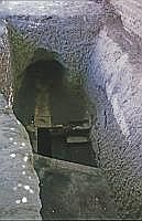 Turfan: Karez-Bewsserungssystem (persisch: Qanat) - das Schmelzwasser wird aus den Bergen in unterirdischen Kanlen vor Verdunstung geschtzt in die Oasen geleitet.
