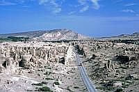Die Ruinenstadt von Jiaohe liegt ca. 10 km westlich von Turfan auf einem ber 30 m hohen Felsplateau im Yarnaz-Tal. Nach historischen Berichten war die Stadt von 108 v.Chr. bis 450 n.Chr. die Hauptstadt des frheren Reiches Cheshi. 

