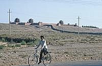 Jiayuguan: 1372 wurde mit der Errichtung einer groen Festung begonnen, die whrend langer Perioden den letzten Auenposten des chinesischen Reiches bildete.