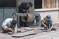 Am Kumbum-Kloster: Handwerker