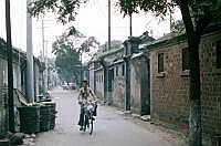 Peking: Hutongs sind enge Gassen, die in Peking bis in die 1990er Jahre hinein eine der vorherrschenden traditionellen Wohnbebauungen waren. Aufgrund der Umgestaltung der Stadt wurden die meisten mittlerweile abgerissen.