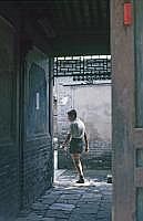 Peking: Hutong - Eingang mit Geistermauer. Nach chinesischer Vorstellung knnen Geister nur geradeaus und nicht um die Ecke  gehen, so bildet die Mauer einen wirksamen Schutz.