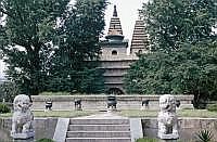 Tempel der Fnf Pagoden (Wutasi): Der ursprngliche Tempel entstand Anfang des 15. Jh. anllich eines Besuchs des indischen Mnches Pandida, der dem Kaiser fnf goldene Buddhastatuen und ein Modell des Tempels mitbrachte, der an der Stelle errichtet wurde, an der der Buddha die Erleuchtung empfing. Der hiesige Tempel wurde dem indischen nachgebaut, spter jedoch verndert und mehrfach zerstrt. (Quelle: www.schwarzaufweiss.de)