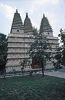 Peking - Tempel der Fnf Pagoden: Der zentrale Stupa mit seinen steil aufragenden fnf Trmen, die die vier Ecken der Erde, die man sich als quadratische Scheibe vorstellte, und den Weltenberg Meru im Zentrum darstellen. Die Wnde sind ber und ber mit Basreliefs verziert, die buddhistische Symbole, Buddhafiguren, Lotosblumen und mythische Wesen darstellen.  (Quelle: www.schwarzaufweiss.de)
