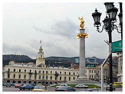 Platz der Freiheit mit Rathaus und Georgssule