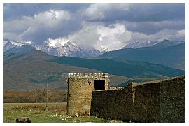 Georgskirche Alawerdi: Mauer und Kaukasus