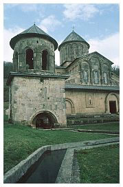 Gelati: Glockenturm und Hauptkirche