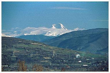 Der 5047 m hohe Kasbek im Großen  Kaukasus
