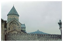 Swetizchoweli-Kathedrale mit Dschwari-Kirche im Hintergrund auf dem Berg