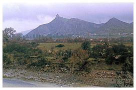 Die Dschwari-Kirche im Hintergrund auf dem Berg