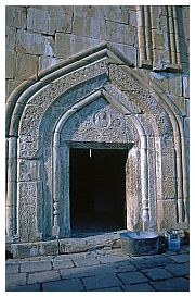 Ananuri: Eingangsportal der Mariä-Himmelfahrt-Kirche