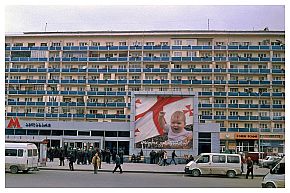 Tiflis: Wohnblock mit Metro-Station