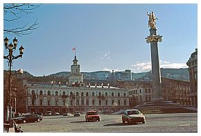 Platz der Freiheit mit Rathaus und Georgssule