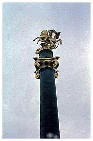 Säule des Heiligen Georgs auf dem Platz der Freiheit